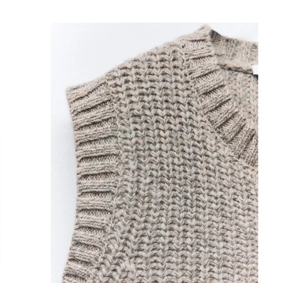 Zara Chunky Knit Round Neck Utility Pocket
Beige Marl Gray Sweater Vest Size S - Picture 7 of 15